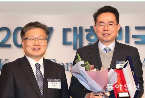 토목 부문 대상을 받은 포스코건설의 이재열 상무(오른쪽)와 시상자 김동주 국토연구원장. 김재명 기자 base@donga.com