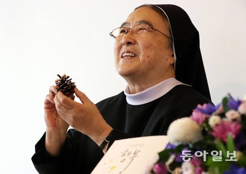 이해인 수녀는 19일 열린 간담회에서 “삶이 복잡하지 않고 좋은 마음을 품는 묵상을 많이 하다 보니 지금까지 노트 160권 분량의 글을 모았다”며 “사소한 것도 허투루 넘기지 않고 통장에 저금하듯 생각을 정리한 게 지금까지 글을 쓰게 된 원동력”이라고 말했다. 최혁중 기자 sajinman@donga.com