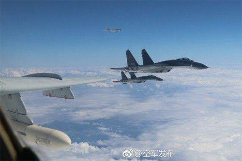 중국 공군이 17일 웨이보에 올린 영상에 등장한 전투기 젠-11과 전략폭격기 훙-6K. 사진 출처 대만 롄허보