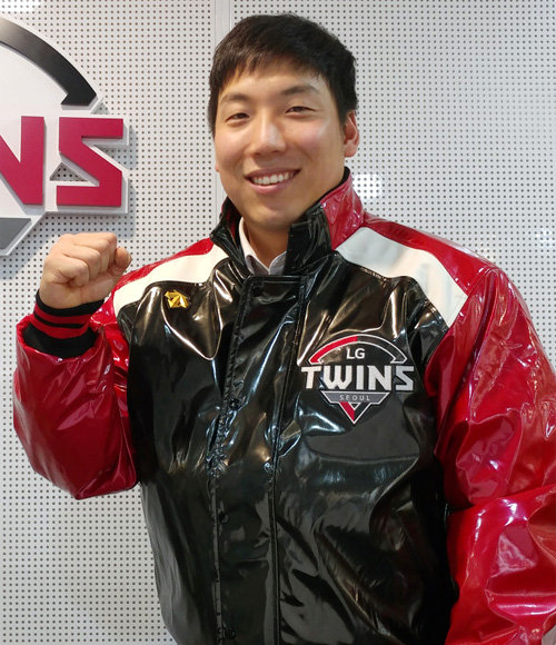 구단 사무실 앞에서 유광점퍼를 입고 포즈를 취한 김현수. LG 제공