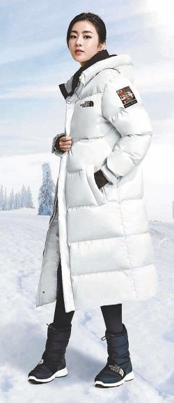 노스페이스 홍보대사 강소라가 ‘국가대표 롱다운리미티드 에디션’을 입고 있다.