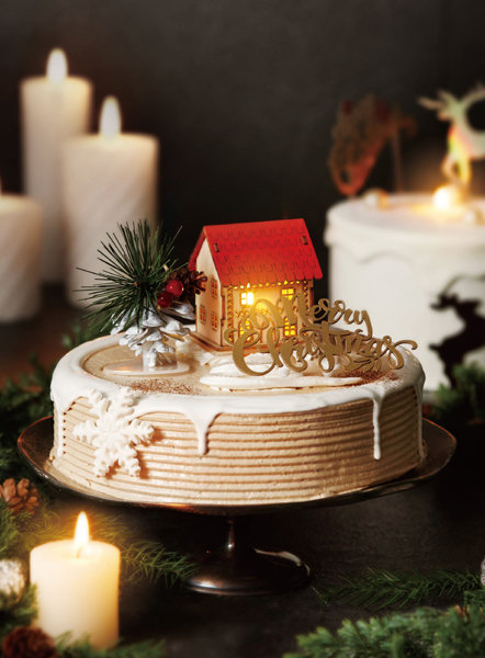 올해 파리바게뜨의 크리스마스 제품 콘셉트는 ‘라이팅케이크가 빛나는 크리스마스’다. 크리스마스에 어울리는 붉은색상의 집 모형에 조명을 달아 밝게 빛나도록 꾸민 케이크 하나면 파티 분위기를 만끽할 수 있다. 사진제공｜파리바게뜨