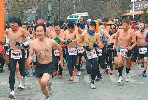 혹한을 즐기려는 전국의 건각들로 해마다 성황을 이루는 제천 의림지 알몸 마라톤대회가 내년 1월 14일 열린다. 사진은 지난해 대회 모습. 제천시 제공