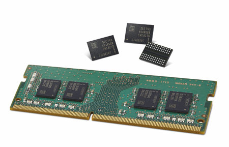삼성전자가 지난달부터 세계 최초로 양산하고 있는 10나노급 2세대 D램(8Gb DDR4). 삼성전자 제공