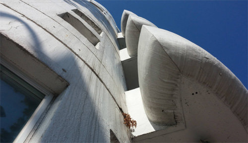 서울 중구 을지로7가 옛 서산부인과(김중업 설계, 1967년 건축)의 발코니를 아래에서 올려다본 모습.