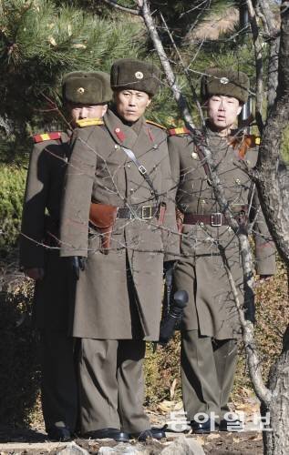 지난달 27일 판문점 인근에서 북한군 병사들이 남측 상황을 살펴보고 있다.