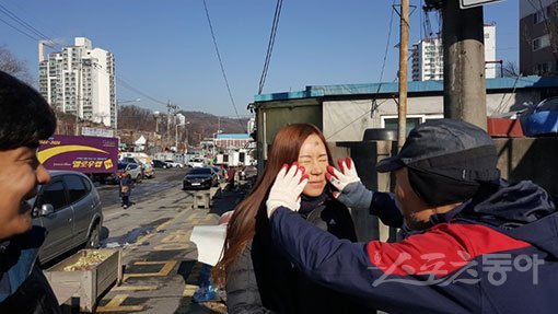21일 KLPGA 연탄배달 봉사활동에 참가한 김은영 프로가 관계자의 짓궂은 장난에도 활짝 웃고 있다. 고봉준 기자 shutout@donga.com