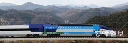 평창으로 ‘GO’… KTX 경강선 22일 정식 개통 서울∼강릉 KTX가 20일 강원 평창군 진부역을 지나 강릉역으로 향하고 있다. 2018 평창 겨울올림픽 마스코트인 ‘수호랑’과 패럴림픽 마스코트인 ‘반다비’가 그려진 열차의 모습이 눈길을 끈다. 서울∼강릉 KTX는 시험운행을 마치고 22일 정식 개통된다. 평창=홍진환 기자 jean@donga.com
