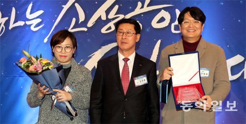안영하 박앤박미디어 팀장, 김임용 소상공인연합회 수석부회장, 신정호 채널A PD(왼쪽부터)가 수상 후 포즈를 취했다. 최혁중 기자 sajinman@donga.com