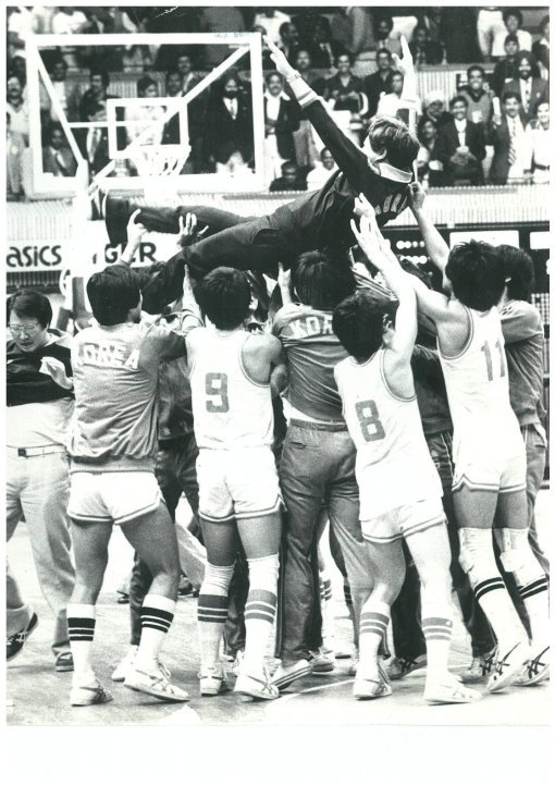 1982년 뉴델리 아시아경기에서 한국 남자 농구를 금메달로 이끈 뒤 헹가래를 받고 있는 방열 회장