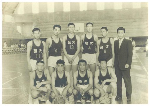 1962년 연세대 농구부 시절 동료들과 포즈를 취한 방열 회장(뒷줄 오른쪽 끝).