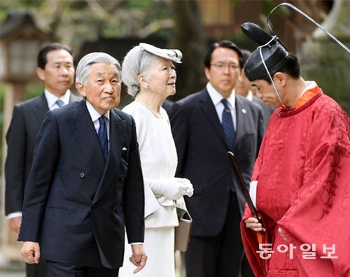 올해 9월 20일 아키히토 일왕(앞줄 왼쪽)과 부인 미치코 왕비(앞줄 왼쪽에서 두 번째)가 고구려 왕족을 기리는 사이타마현 히다카시의 고마 신사를 둘러보는 모습. 동아일보DB
