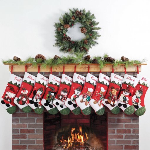 미국 가정의 벽난로 앞에 걸려 있는 ‘크리스마스 스타킹’