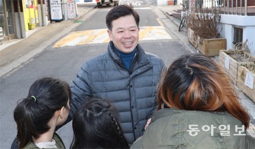 올해 ‘영예로운 제복상’ 대상을 받은 서울 은평경찰서 양성우 경위가 25일 오전 관내 아동센터 앞에서 아이들과 이야기를 나누고 있다. 안철민  기자  acm08@donga.com
