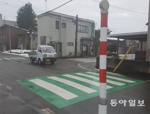 일본 아키타현 다이센시 이면도로에 초록색이 선명한 횡단보도가 그려져 있다. 차량 속도를 늦추게 하는 특별한 횡단보도로 ‘그린벨트’라고 불린다. 다이센=신규진 기자 newjin@donga.com
