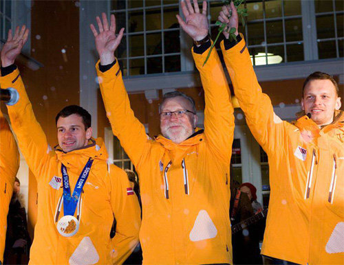 소치의 두쿠르스 3부자 2014 소치 올림픽에 동반 출전한 두쿠르스 삼부자. 소치 은메달을 목에 건 마르틴스 두쿠르스, 아버지 다이니스, 형 토마스(왼쪽부터). 시굴라 스포츠센터 페이스북