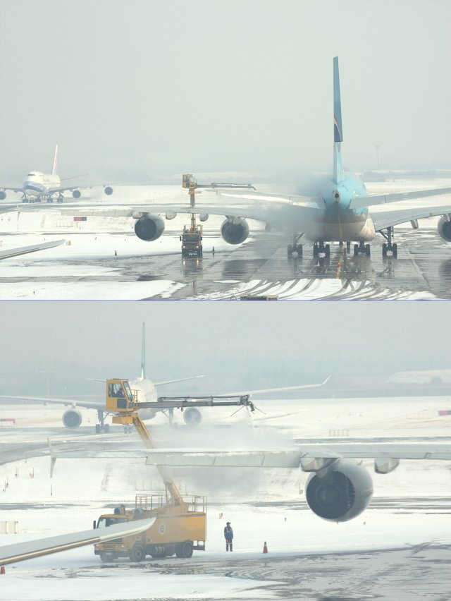 수도권에 폭설이 내린 18일 출발 전에 얼음 제거(디아이싱) 작업을 받는 대한항공 A380 항공기.