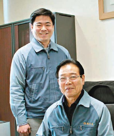 김종우 대표이사(왼쪽)와 김장곤 회장.