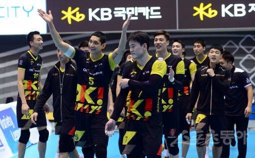 26일 의정부실내체육관에서 열린 ‘2017-18 도드람 V리그’ 남자부 한국전력과 KB손해보험 경기에서 OK저축은행 선수들이 세트스코어 3-1 승리를 거둔 후 환호하고 있다. 의정부 | 김종원 기자 won@donga.com