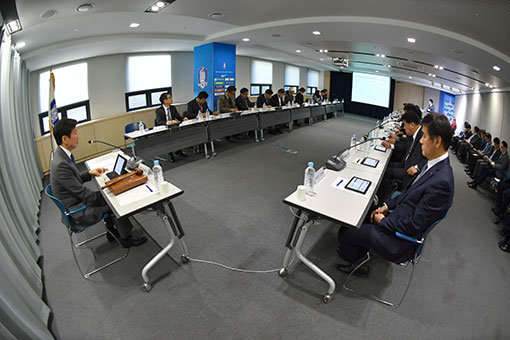 대한축구협회가 26일 축구회관에서 2017년도 제3차 이사회를 열고 러시아월드컵 본선 진출에 성공한 대표팀의 포상을 논의하고 있다. 사진제공 ㅣ 대한축구협회