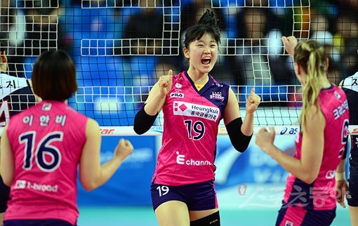 10일 인천 계양체육관에서 ‘2017-2018 도드람 V리그‘ 인천 흥국생명과 대전 KGC인삼공사의 경기가 열렸다. 흥국생명 김채연(19)이 블로킹 득점을 성공시킨 뒤 환호하고 있다. 인천 | 김민성 기자 marineboy@donga.com