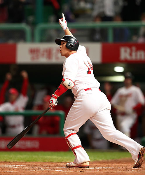 2017 홈런왕 최정이 만루 홈런을 날리고 있다. 사진제공｜스포츠코리아