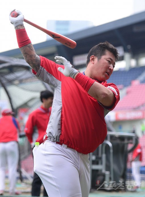 KIA 최형우가 개인훈련을 위해 28일 괌으로 출국한다. 연말부터 몸만들기에 돌입하며 일찌감치 2018시즌을 준비한다. 
프리에이전트(FA) 이적 후 팀 우승을 이끌며 성공적인 첫 해를 보냈으나 그는 “우승에도 부족함을 느꼈다”며 현재에 만족하지 않는
 모습을 보였다. 스포츠동아 DB