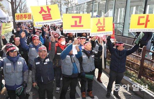 “더이상 동료 잃을 순 없다” 26일 서울 영등포구 여의도 국회 앞에서 한국노총 타워크레인 설치·해체 
노동조합 소속 조합원 300명(경찰 추산)이 ‘타워크레인 산업현장 안전조치 촉구’ 집회를 열고 있다. 이들은 “노후 장비 사용과 
일몰 이후 작업 등 나쁜 작업 환경을 거부한다”며 “특별 안전교육을 철저히 해야 한다”고 주장했다. 김재명 기자 
base@donga.com