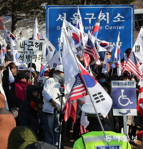구치소 몰려온 지지자들 26일 박근혜 전 대통령 지지자들이 경기 의왕시 서울구치소 앞에서 집회를 열고 있다. 의왕=양회성 기자 yohan@donga.com