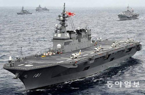일본 정부가 최대 호위함 이즈모의 갑판을 개조해 전투기가 이착륙할 수 있는 항공모함으로 만드는 방안을 검토하고 나섰다. 동아일보DB