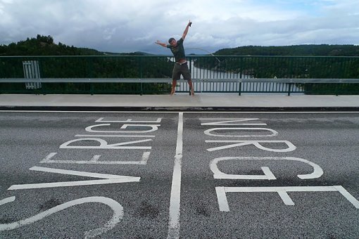 물론 위 우스개도 사실과 일치하는 건 아닙니다. 이렇게 스웨덴(왼쪽)과 노르웨이 국경에서 기념 촬영을 하는 남자도 있으니까요. 인터넷 캡처