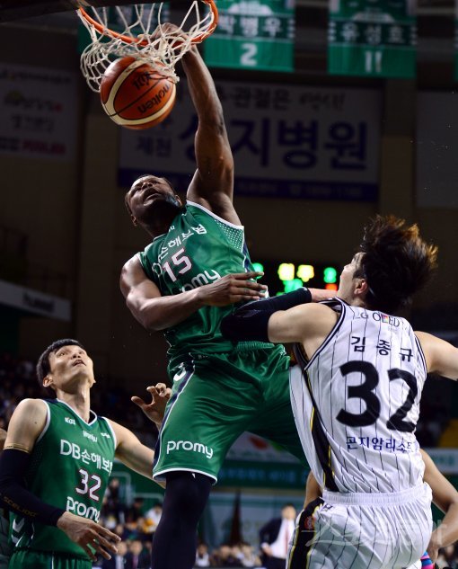 DB의 디온테 버튼(가운데)이 27일 원주종합체육관에서 열린 ‘2017∼2018 정관장 프로농구’ LG와의 홈경기에서 상대 센터 
김종규(오른쪽)의 머리 위로 호쾌한 덩크슛을 꽂아넣고 있다. 원주 ｜ 김민성 기자 marineboy@donga.com