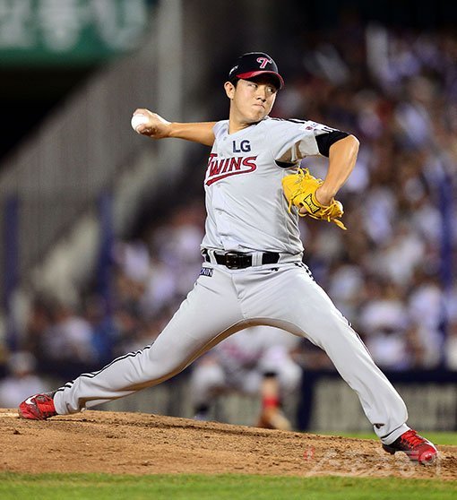 두산이 프리에이전트(FA) 김현수의 보상선수로 투수 유재유(전 LG)를 선택했다. 민병헌(롯데)의 보상선수로 백민기를 선택한 데 이어 또다시 ‘미래’를 바라보며 유망주 투수를 영입했다. 스포츠동아DB