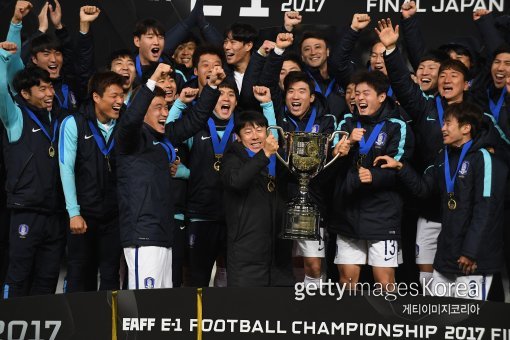 살얼음판을 걷던 축구대표팀이 다시 비상했다. 일본 도쿄에서 최근 막을 내린 ‘2017 EAFF E-1 챔피언십’에서 한국은 영원한
 라이벌 일본을 4-1로 물리치며 화려한 부활을 알렸다. 우승보다 한일전 승리가 훨씬 값지게 다가왔다. 사진=게티이미지코리아