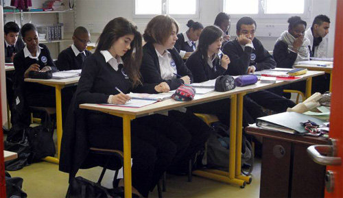 프랑스 파리 외곽 수르됭 지역의 한 특수 고등학교에서 학생들이 교복을 입고 수업하고 있다. BFM TV 홈페이지 캡쳐