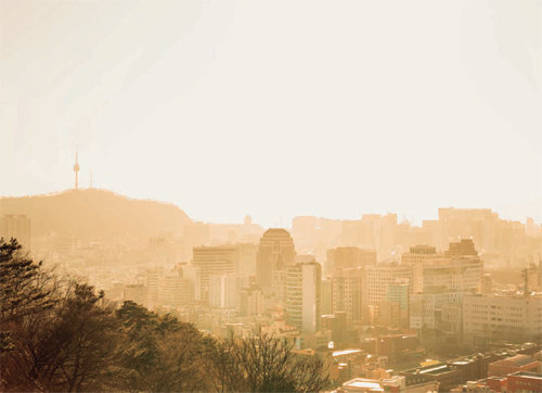 미세먼지로 뒤덮인 서울시내. (shutterstock)