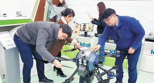 28일 대구 서구 한국섬유개발연구원 1층 전시장을 찾은 사람들이 슈퍼섬유로 제작한 드론(무인비행장치)을 살펴보고 있다. 한국섬유개발연구원 제공