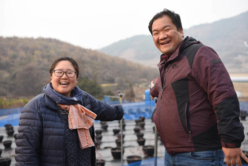 올해 귀농해 블루베리와 허브를 키우고 있는 청년농부 이수진 씨(왼쪽)와 김경태 씨. 롯데슈퍼 제공