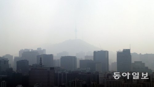 서울 시내를 미세먼지(PM2.5)가 가득 덮고 있다. 한국은 연평균 미세먼지 농도가 미국 등에 비해 높은 편이다. 미국 하버드대 
보건대학원 연구팀은 낮은 농도의 미세먼지일지라도 노약자의 사망률을 높일 수 있다는 연구 결과를 최근 발표했다. 동아일보DB