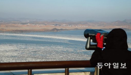 경기 파주시 오두산통일전망대를 찾은 외국인 관광객이 망원경을 통해 북한 황해북도 개풍군 지역을 관찰하고 있다. [동아DB]