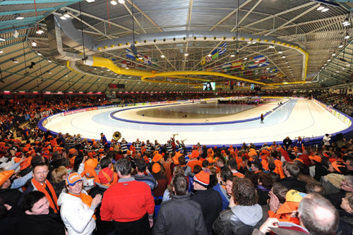 대회마다 구름 관중 네덜란드 빙상의 성지로 꼽히는 헤이렌베인 티알프 실내 아이스링크. 네덜란드 대표팀을 상징하는 오렌지색 물결을 이룬 만원 관중의 응원 열기가 뜨겁다. 네덜란드빙상연맹 제공