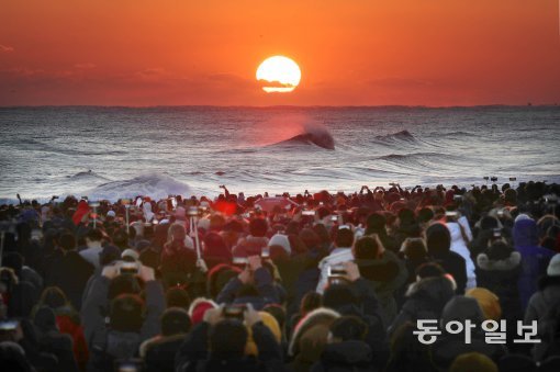 1일 강원 강릉시 경포해변을 찾은 시민들이 붉게 타오르는 새해 첫 해를 맞이하고 있다. 양회성 기자 yohan@donga.com