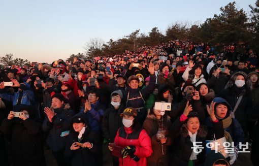 서울에서 가장 먼저 해가 뜬다는 광진구 아차산에서 시민들이 떠오르는 해를 바라보며 휴대폰으로 사진을 찍고 있다. 박영대 기자 sannae@donga.com