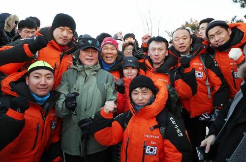 1일 2017년을 빛낸 의인 6명과 북한산 산행에 나선 문재인 대통령이 사모바위에서 119산악구조대원들과 기념촬영을 하고 있다(청와대 제공)