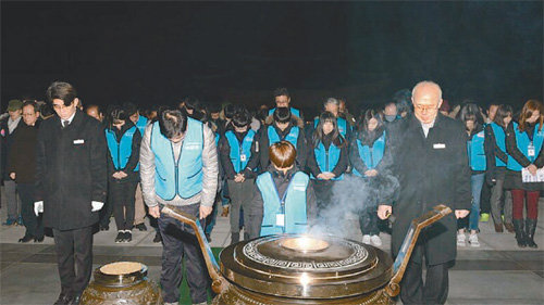 새해 첫날 0시 국립대전현충원에서 야간참배가 열렸다. 참배객들이 경건한 마음으로 국가의 안녕과 개인의 행복을 기원하고 있다. 국립대전현충원 제공