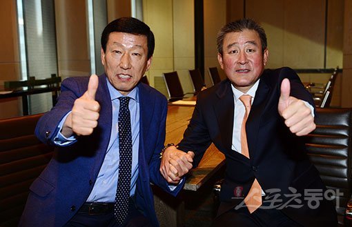 2017년 국내 양대 프로스포츠를 주름잡은 두 명장(名將)이 마침내 만났다. 프로축구 K리그 클래식과 프로야구 KBO리그 정상에 나란히 오른 전북 현대 최강희 감독(왼쪽)과 KIA 타이거즈 김기태 감독이 대담을 나눴다. 스포츠 고수의 대담 속에는 리더십과 세상을 혜쳐가는 지혜가 담겨 있었다. 지난달 11일 서울 광화문 포시즌스호텔에서 손을 꼭 잡고 엄지를 치켜세운 두 사령탑. 김민성 기자 marineboy@donga.com