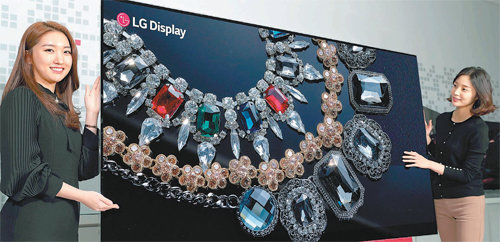LG디스플레이가 1일 세계 최초로 공개한 88인치 8K 유기발광다이오드(OLED) 패널. 세계에서 가장 크고 해상도가 높은 OLED 패널이다. LG디스플레이 제공