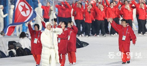 2010년 밴쿠버 겨울올림픽 개회식에서 인공기를 흔들며 입장하고 있는 북한 선수단. 동아일보DB