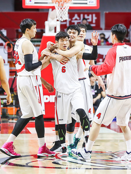 KBL 울산 현대모비스와 WKBL 아산 우리은행은 나란히 10연승의 고공행진을 내달렸다. 두 팀은 비슷한 팀 컬러를 선보이고 있어 더 눈길을 끈다. 사진은 1일 부산 kt전에서 종료 직전 역전 결승골을 넣고, 환호하는 현대모비스 선수들. 사진제공 ｜ KBL