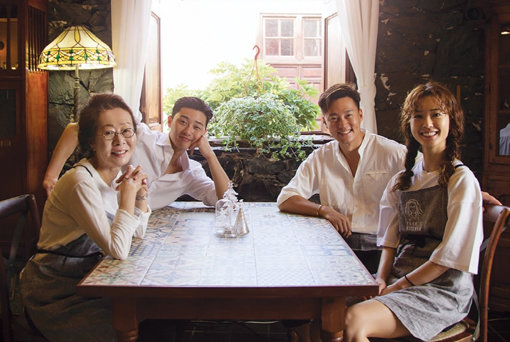 지난해 인기에 힘입어 시즌2를 앞둔 tvN ‘윤식당’. 여행지에 식당을 차려 손님을 맞는 스타들의 모습을 관찰하는 형식으로 시청자의 공감을 얻고 있다. 사진제공｜tvN